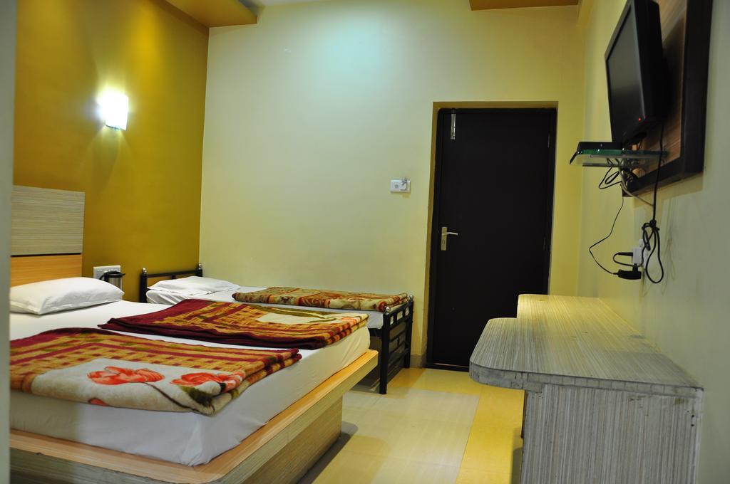 Hotel Oasis 아부 산 외부 사진