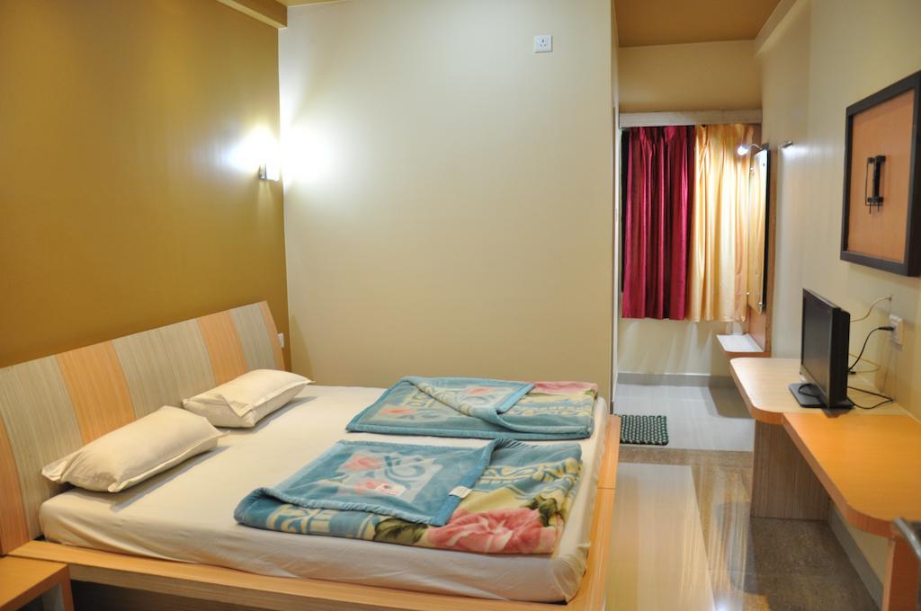 Hotel Oasis 아부 산 외부 사진